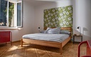 Bett mit kretiver Wandtapette Boutique Villa J87 Interlaken