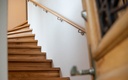 Die Treppe zum Sky Apartment der Boutique Villa J87 Interlaken